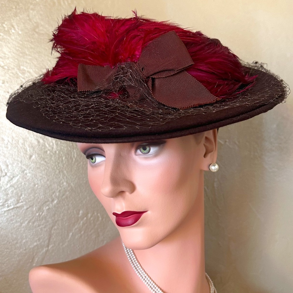 OPULENT 1940s' BROWN FELT TILT HAT WITH GROSGRAIN BOW, VEIL & FUCHSIA FEATHERS